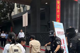 库里：我们必须赢下明天的附加赛 我们会在48分钟里都竭尽全力